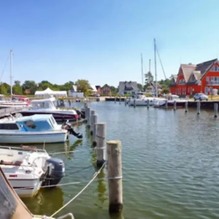 Lotsenhaus Am Breetzer Bodden 度假居 *